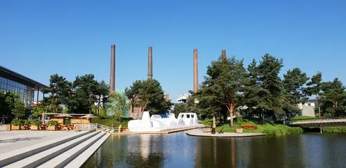 Op de achtergrond de torens van de oude fabriek