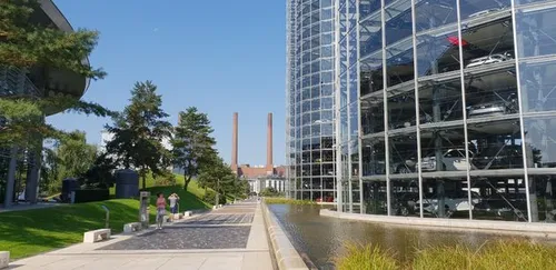 Autostadt vroeg in de ochtend, verschillende soorten wegdek en de fameuze torens