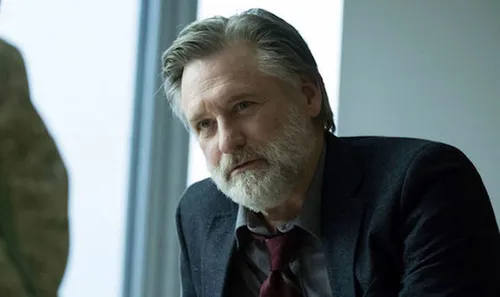 Bill Pullman als Detective Harry Ambrose (afbeelding Netflix)