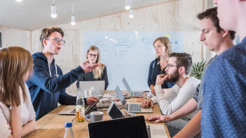 De Blendle-redactie, in een geenszins geposeerd shot.