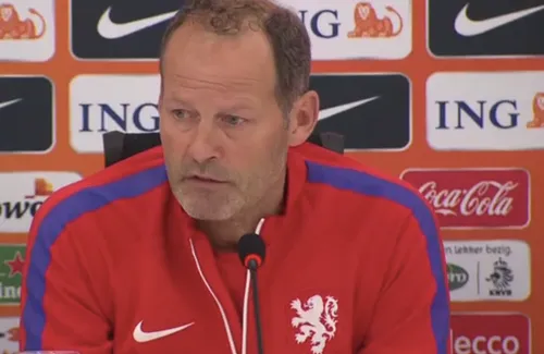 Onze bondscoach met rood trainingspak