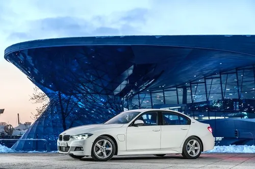 BMW 330e - CarRepublic -4