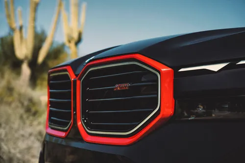 Met rode lippen aan de voorzijde