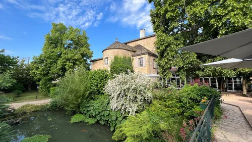 Een ook bij het prachtige Hotel Ch\u00e2teau D`ig\u00e9, eeuwenoud maar wel met Porsche charger