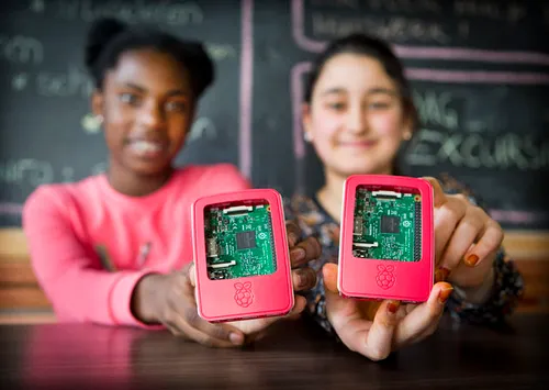 cyberpi leerlingen senanur en aaliyah tonen de raspberry pi foto anko stoffels