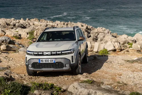 Verscholen in de rotsachtige kust bij Cascais, de nieuwe Dacia Duster