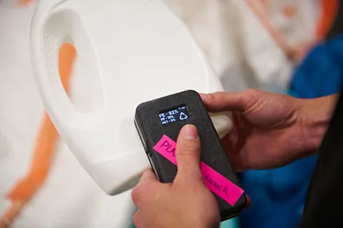 <i>Plastic Scanner in gebruik</i>