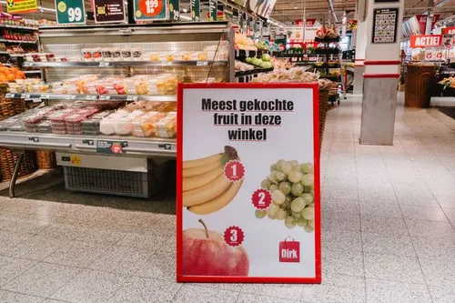 <em>Voorbeeld van een nudge om mensen aan te sporen fruit te kopen.<\/em>