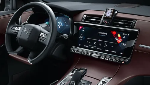 Twee grote 12-inch displays en BRM R180 klokje bovenop het dashboard