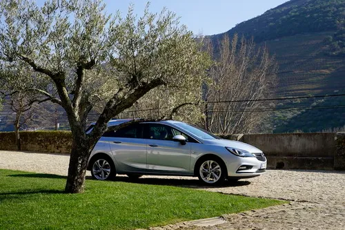 Opel_Astra_Sports_Tourer_1