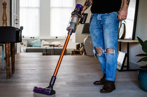 <i>De stofzuiger is niet alleen mooi maar ook heel licht en soepel.</i>