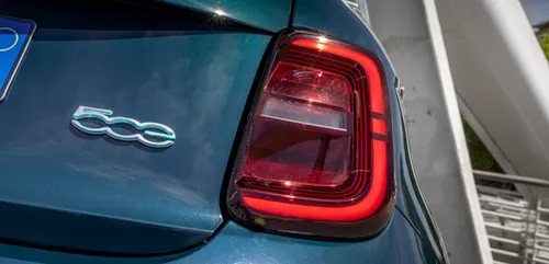 Het fraaie en creatieve logo voor de Fiat 500-e, naam New 500