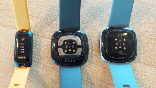 De Fitbit Sense 2 (midden) is voorzien van een gloednieuwe EDA sensor.