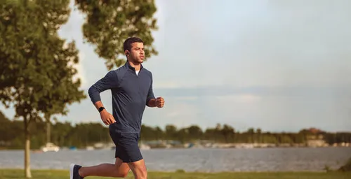 Fitbit_Versa_3_Lifestyle_Outdoor_Run_Black_MH_0065