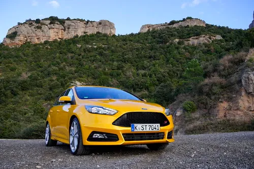 Ford_Focus_ST_yellow1