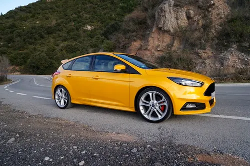 Ford_Focus_ST_yellow2