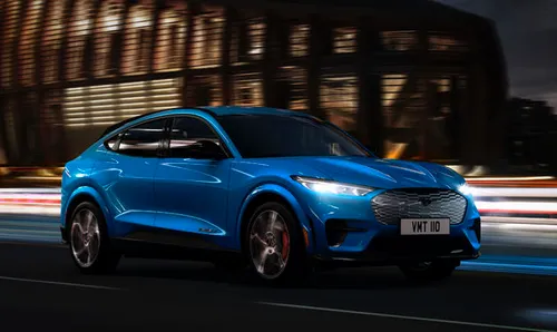 Ford Mustang Mach-E GT met een afwijkende neus en luchtinlaten