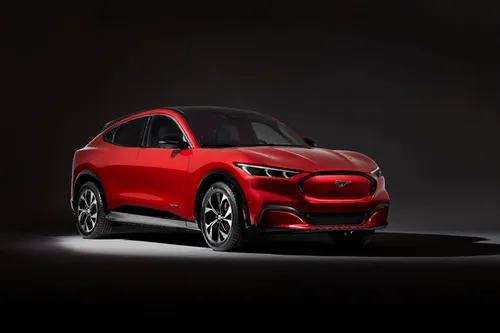 Ford Mustang Mach-E First Edition in een nieuwe rode kleur