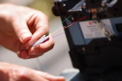 De glasvezelkabeltjes. Niet heel duur, zo lang je zelf het gat graaft waar ze in moeten.