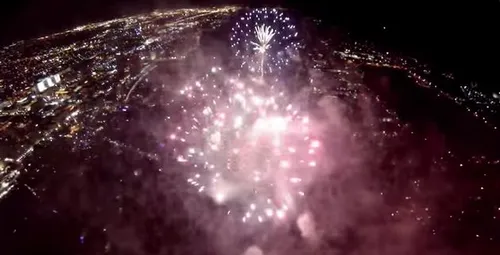 gopro-drone-vliegt-door-4th-of-july-vuur.jpg