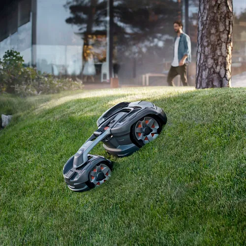 <i>Stijle hellingen vormen geen probleem voor de Automower 435X AWD.</i>