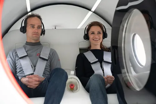 <em>Josh en Sara in de Pegasus podFotocredits: Virgin Hyperloop<\/em>