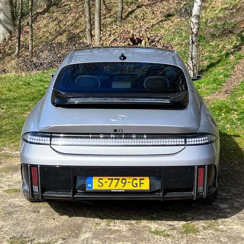 Aan de achterzijde oogt de Ioniq 6 als een sportauto