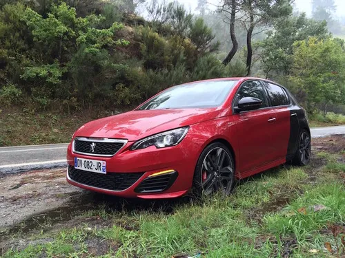 Peugeot 308 GTi kleurcombinatie van Rouge Ultimate en Noir Perla Nera