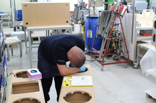 Alle electronica gaat er met de hand in.