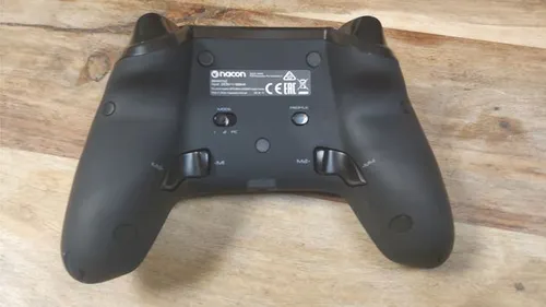 De stelknoppen en de M1-M4 extra knoppen aan de achterkant.