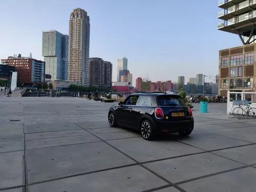 Het contrast kan bijna niet groter: een stille MINI in een drukke stad als Rotterdam.