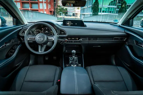 <em>Het fraaie interieur van de CX-30<\/em>