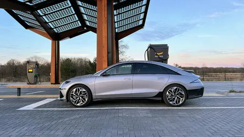 Snelladen bij FastNed, als je je batterij voorverwarmd gebeurt dit gelijk op hoge snelheid