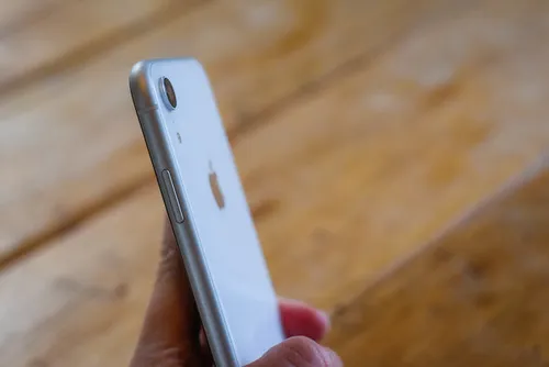 Aan de achterzijde heeft de XR alleen een enkel camera, maar wel met 12 MP