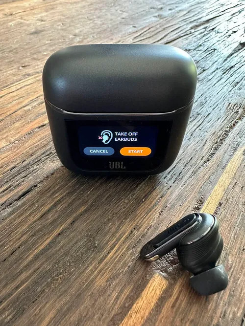 <i>Find my Buds > Dat wil je niet testen met de oordopjes nog in...</i>