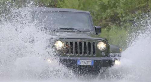 Een natte Jeep Wrangler