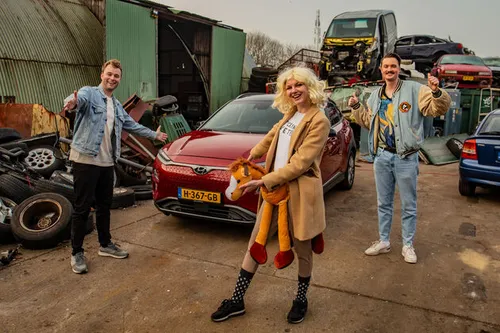 julia met tom bram en haar nieuwe auto