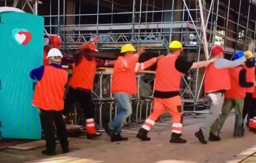 De feestende bouwvakkers in Qatar hebben de merkwaarde van Jumbo geen goed gedaan.