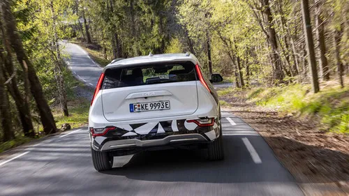 Net zo opvallend is de verlichting aan de achterzijde, ver naar buiten en onder de daklijn