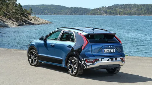 De nieuwe Kia Niro PHEV, de designstrook geeft aan dat dit een prototype is