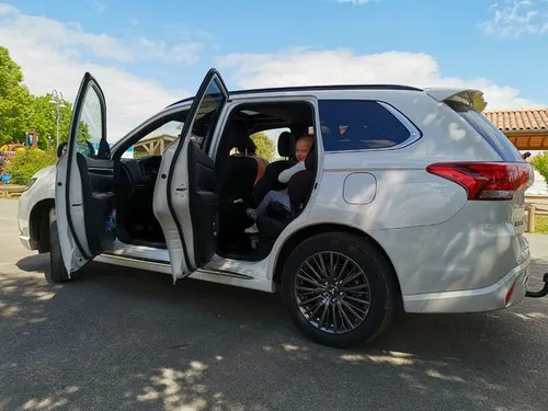 <i>Ook kinderen zitten achterin hoog in de PHEV</i>