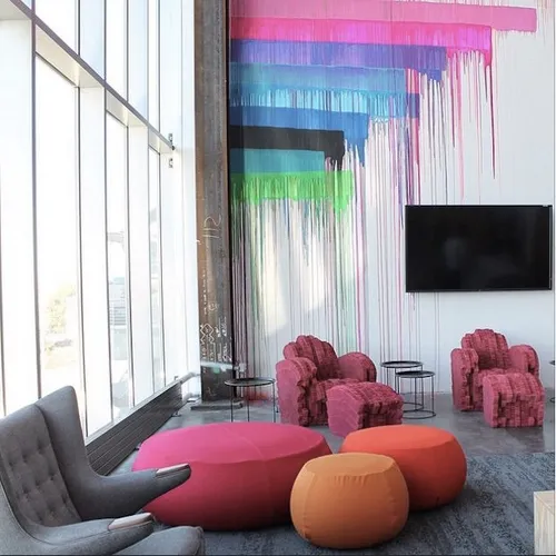 Het design is erg kleurrijk en gemaakt door lokale designers.