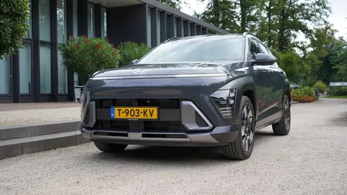 Kona_Hybrid_2023_lifestyle_01