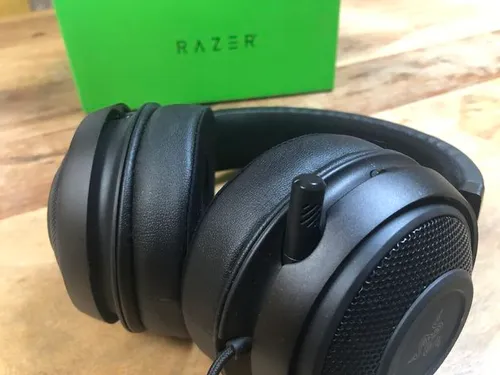 De headset is bijna verdwenen als je `m hebt ingeschoven.