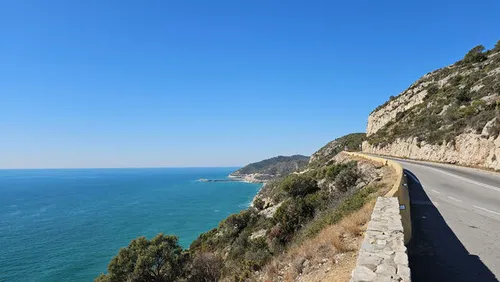 De kustweg bij Barcelona naar Sitges, haarscherpe foto`s onder ideale omstandigheden