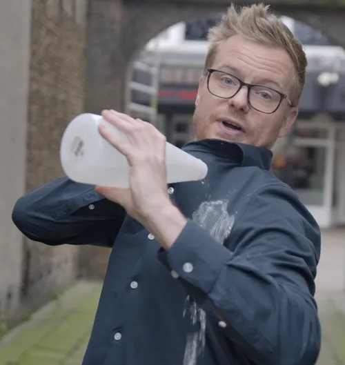 Hoppa, liter water over het overhemd.