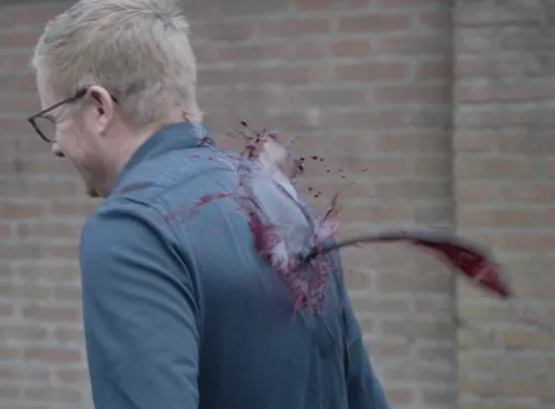 Flats! Een glas rode wijn over mij heen.