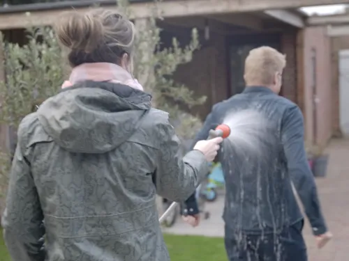 Volle bak water sproeien: en het overhemd blijft droog!