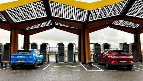 Laden bij FastNed in V\u00e9mars, toeval bestaat niet #fordmustangmach-e.