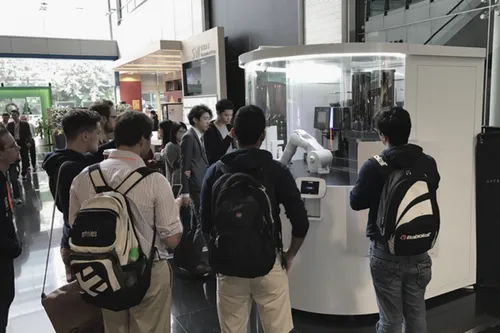 Mensen staan in de rij voor hun koffie. Interactie met een persoon staat niet hoog op de agenda.